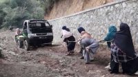 Emak-emak Margaluyu Cianjur Tarik Mobil Pick Up Pake Tambang, Kuat Banget