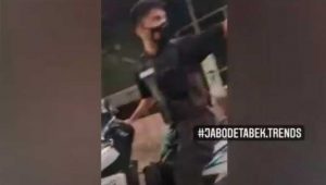 Pria Beratribut Polisi di Bekasi Menusuk Ibu dan Anak