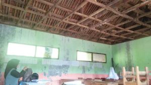 SDN Bantaragung Sukabumi ‘Seolah’ Dibiarkan Rusak, Bertahun-tahun Bocor, Keropos dan Nyaris Ambruk