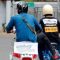 Seorang pengendara melakukan stut