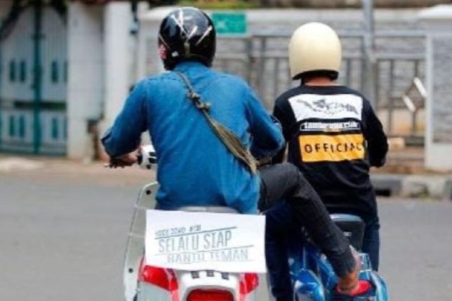 Seorang pengendara melakukan stut