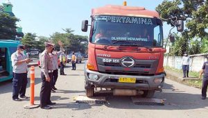Petugas Gabungan Sukabumi Sikat Odol di Jalur Lingsel