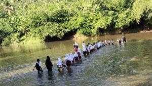 Ratusan siswa di Cianjur Sekolah Harus menyeberang Sungai, Jembatan Tak Kunjung Diperbaiki