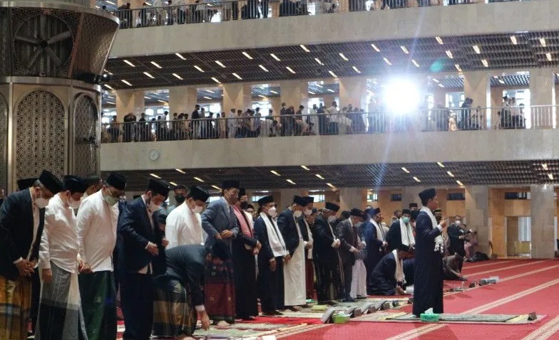 Presiden Joko Widodo melaksanakan shalat
