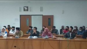 Warga Sukakerta Cianjur Sambangi DPRD, Minta Pabrik Ayam Telur Ditutup