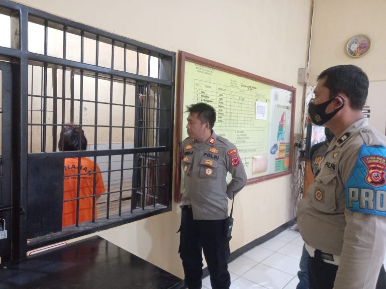 Polsek Cibeureum saat mengamankan pelaku pemukulan ibu kandung di Kampung Sudajaya RT1/4, Kelurahan Cibeureum