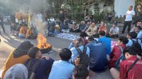 Suasana saat puluhan mahasiswa melakukan aksi unjuk rasa di depan gerbang gedung DPRD Kabupaten