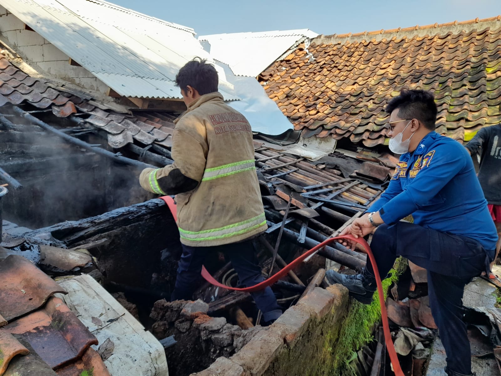 Sejumlah personel Damkar Kota Sukabumi saat beruoaya memadamkan kebakaran