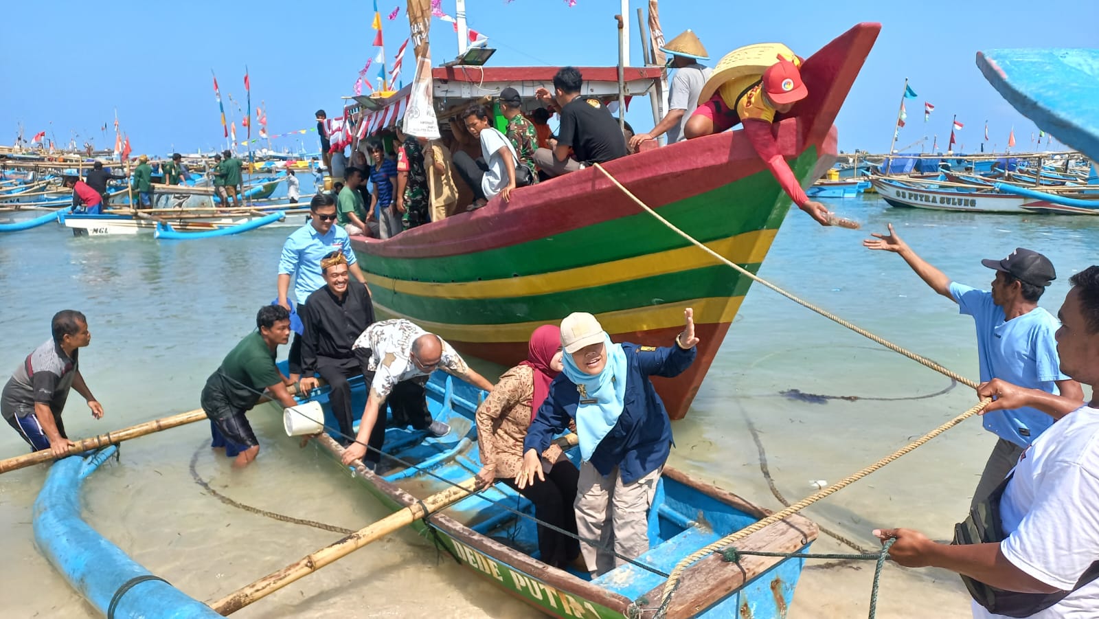Suasana peringatan Syukuran Hari Ulang Tahun Nelayan Ujung Genteng,