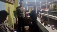 Petugas Polsek Jampangtengah saat melakukan operasi miras