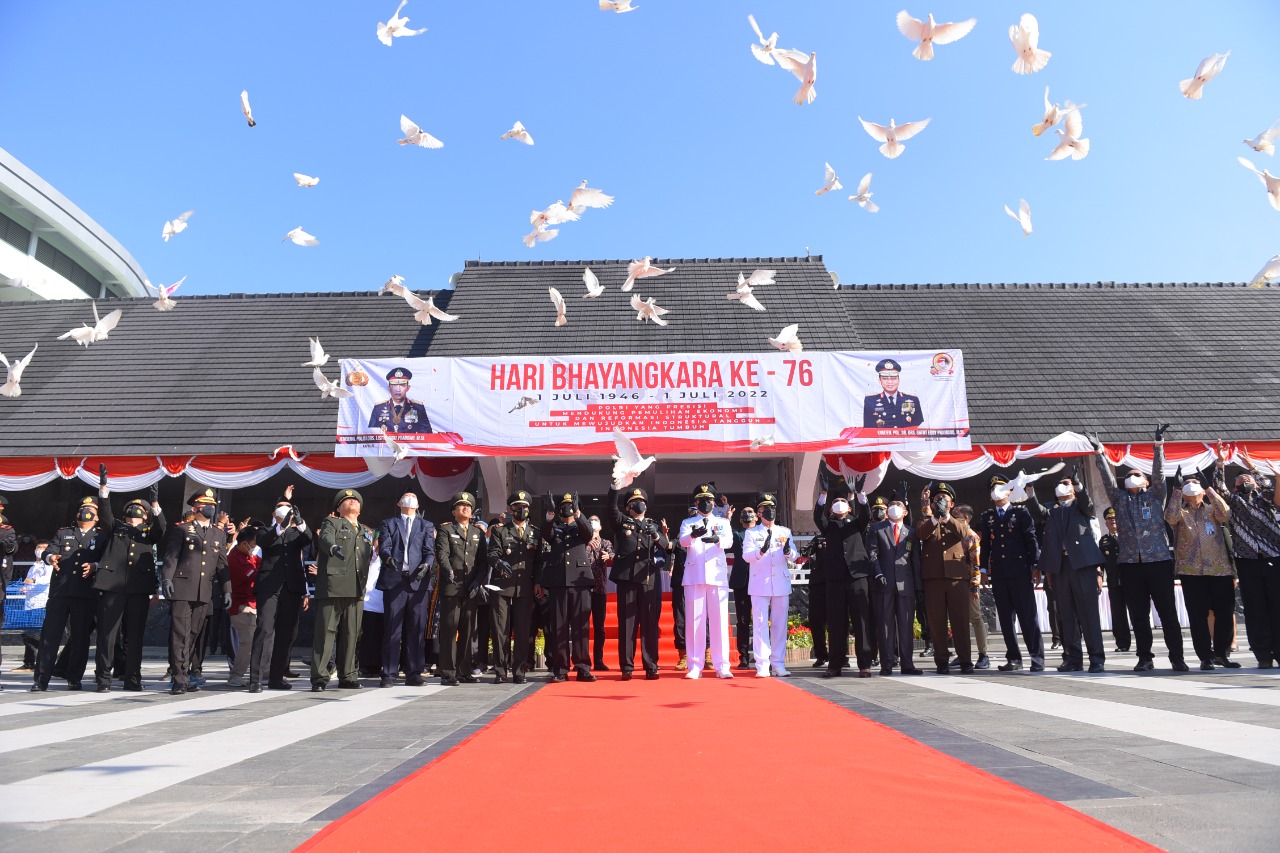 Forkopimda Kota Sukabumi saat melepaskan puluhan merpati di Lapang Merdeka Kota