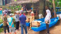 DPK Kabupaten Sukabumi Beri Bantuan Perahu Kayu Untuk Nelayan Cibitung