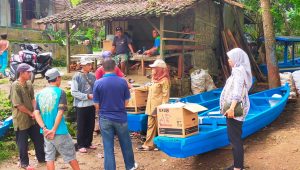 DPK Kabupaten Sukabumi Beri Bantuan Perahu Kayu Untuk Nelayan Cibitung