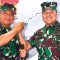 Laksamana Muda TNI Yoos Suryono (kiri) berjabat tangan dengan Komandan
