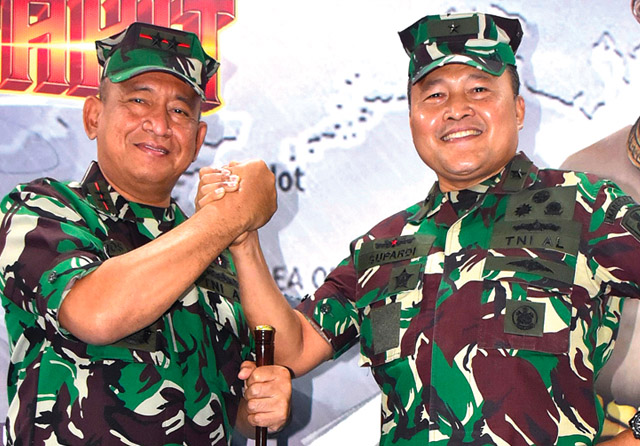 Laksamana Muda TNI Yoos Suryono (kiri) berjabat tangan dengan Komandan