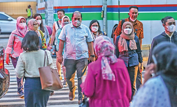 Warga melintas di Jalan M.H. Thamrin, Jakarta.