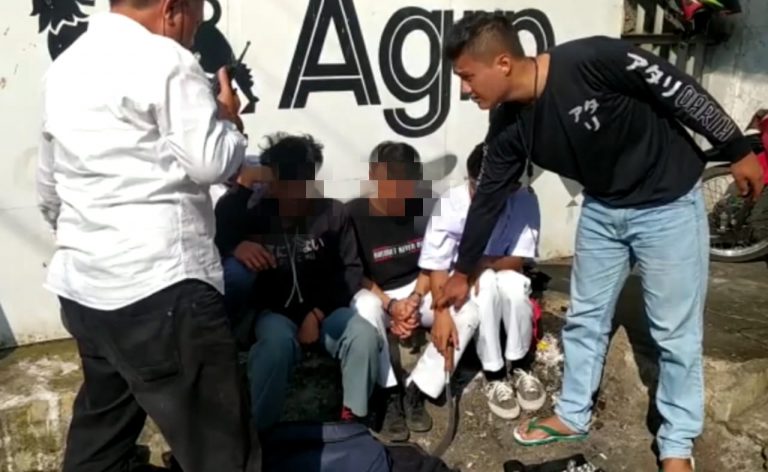 Sejumlah pelajar SMA saat diamankan angota Polsek Lembursitu