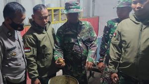 Petugas TNI/Polri saat mengecek kondisi penemuan granat