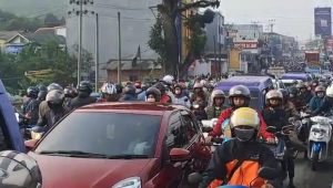 Truk Mogok di Cibadak Sukabumi Bikin Macet, Petugas Kesulitan Evakuasi