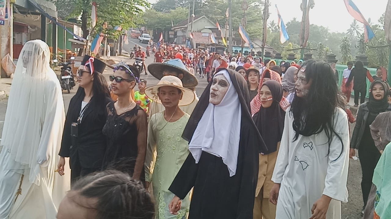 Arak-arakan warga dengan berbagai macam kostum yang di gunakan warga Cikundul