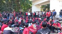 Suasana buruh saat unjuk rasa didepan gedung DPRD Kabupaten Sukabumi