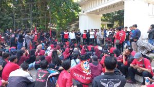 Suasana buruh saat unjuk rasa didepan gedung DPRD Kabupaten Sukabumi