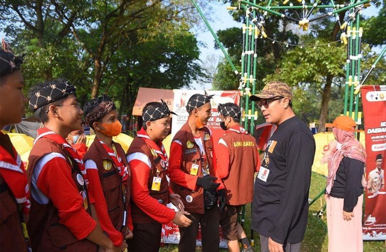 Walikota Sukabumi saat mengunjungi Camp Tim Pramuka