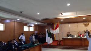 Habib Bahar Smith Cium Bendera Merah Putih saat Divonis 6 Bulan Penjara, Merdeka !!
