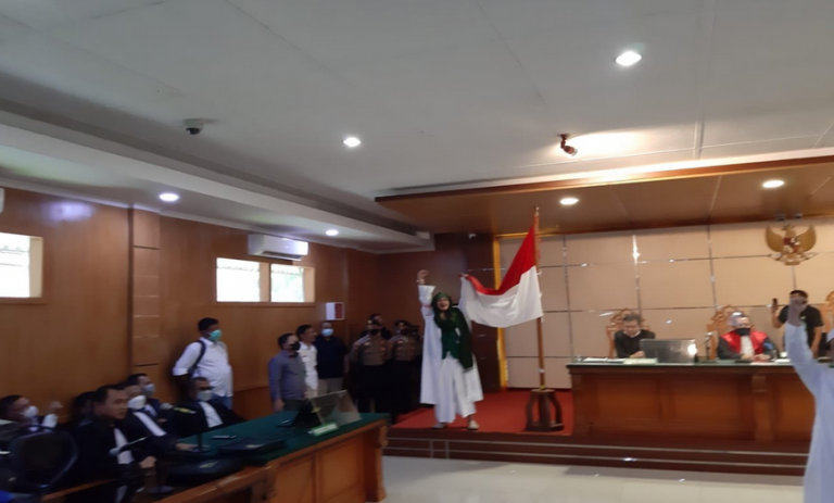 Bahar Smith cium bendera merah putih