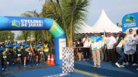 Gubernur Jabar Ridwan Kamil saat melepas ratusan peserta Cycling de Jabar 2022