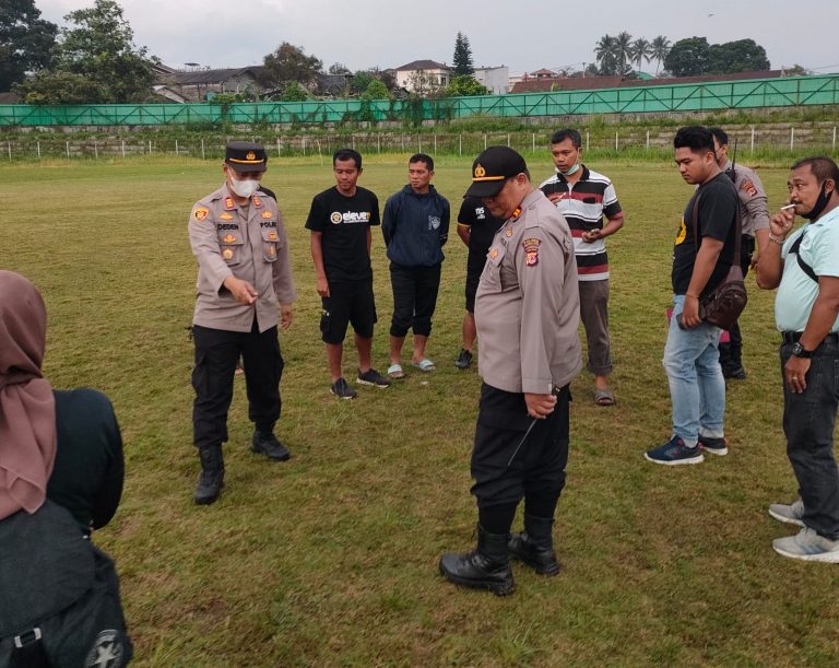Kapolsek Cisaat, AKP Deden Sulaeman saat mendatangi kejadian lokasi pemain sepak bola