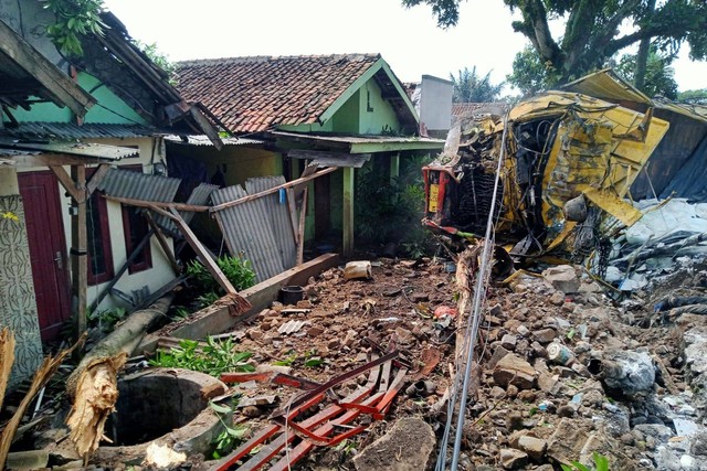 Truk terigu alami rem blong di Jalur