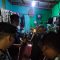 Petugas Polsek Caringin, Polres Sukabumi, saat menggerebek rumah makan siap saji