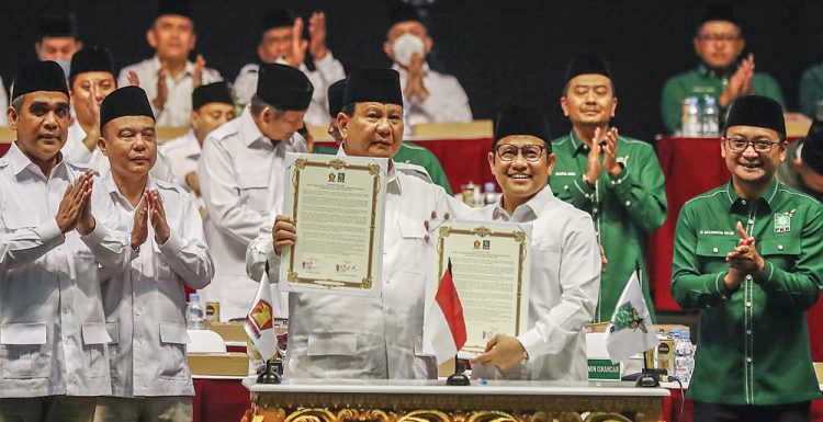 Prabowo Subianto bersama Muhaimin Iskandar saat deklarasi koalisi bersama pada rapimnas Partai Gerindra di SICC,