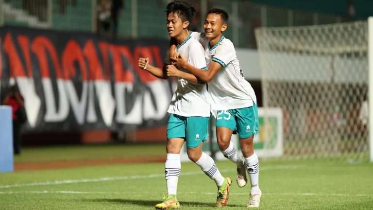 Muhammad Kafiatur Rizky (kiri) merayakan
