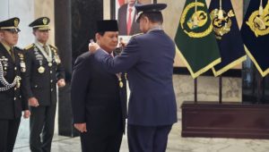 Menhan Prabowo Terima Empat Bintang Kehormatan Utama dari Panglima TNI