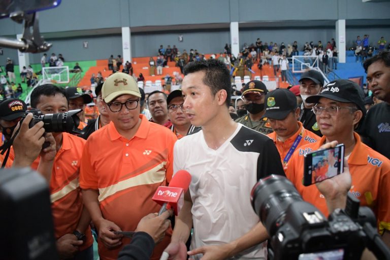 Legenda Bulu Tangkis Indonesia Taufik Hidayat didampingi Walikota Sukabumi saat diwawnacara