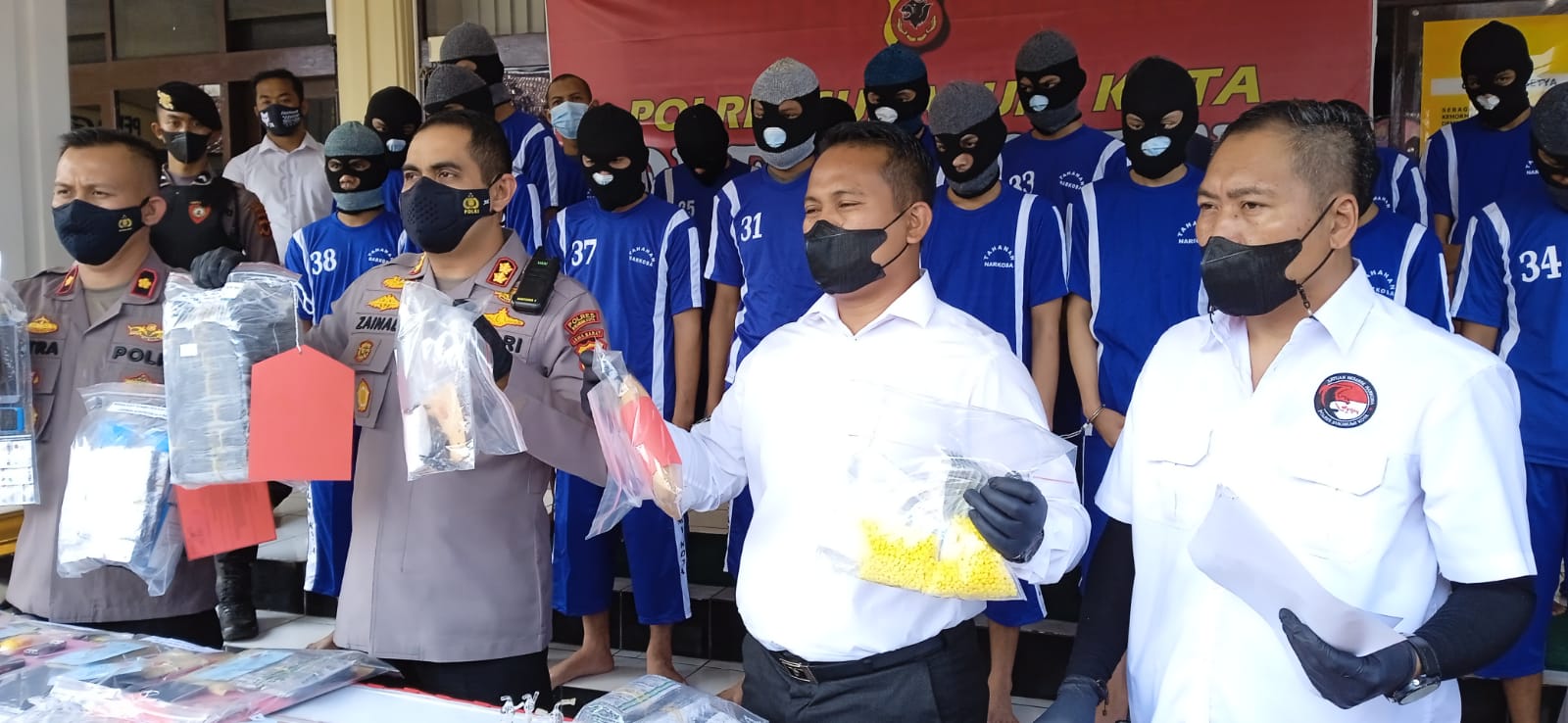 Kapolres Sukabumi Kota AKBP SY Zainal Abidin bersama Kasat Narkoba AKP Wahyudi