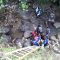 Petugas Damkar saat mengevakuasi korban di sungai Cigadog, Desa Pasirhalang