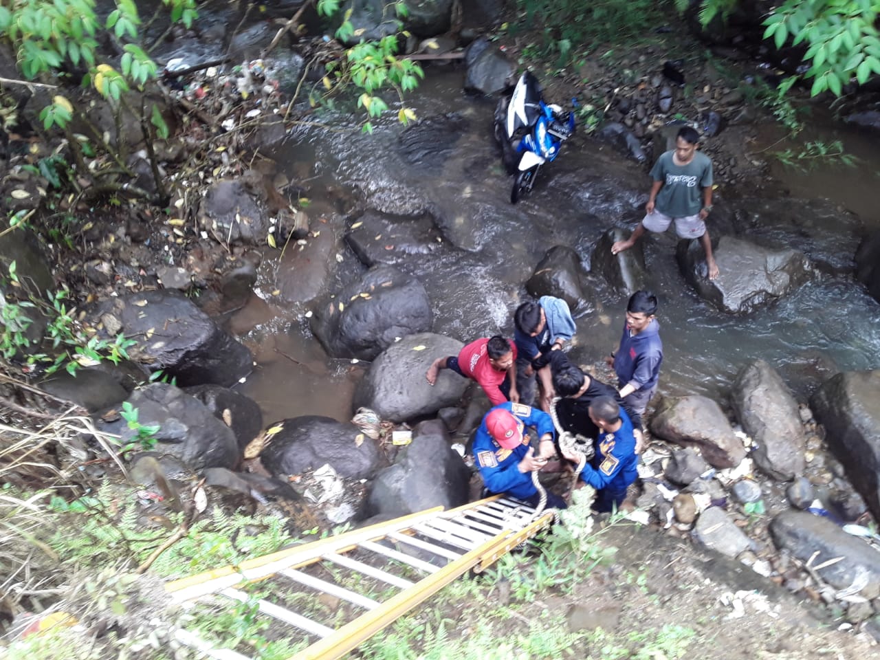 Petugas Damkar saat mengevakuasi korban di sungai Cigadog, Desa Pasirhalang