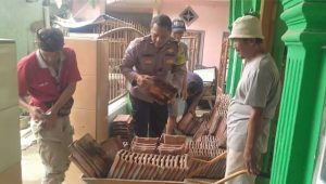 Bhabinkamtibmas Desa Warnasari Sukabumi Perbaiki Masjid
