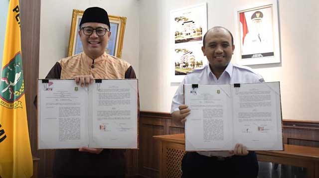 Walikota Sukabumi Ahmad Fahmi dan Executive Vice President Daop 1 Jakarta PT KAI