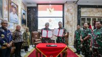 Direktur bank bjb Yuddy Renaldi dan Panglima TNI Jenderal Andika Perkasa