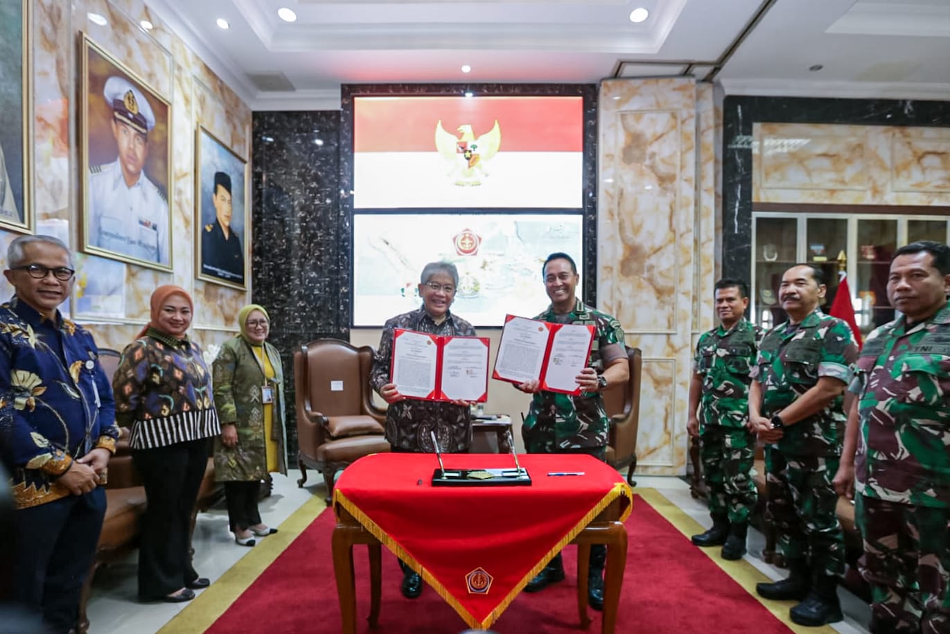 Direktur bank bjb Yuddy Renaldi dan Panglima TNI Jenderal Andika Perkasa