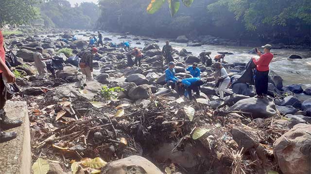 PSDA Jabar Bersihkan Sungai Cimandiri