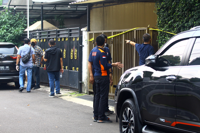 Petugas kepolisian berada di halaman rumah dinas Irjen Pol Ferdy Sambo