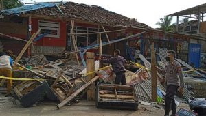 Massa Merusak Rumah Orangtua Terduga Pelaku Pembunuhan Mantan Perangkat Desa Karangjaya