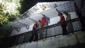 Sarang Tawon di Desa Babakan Panjang Sukabumi dievakuasi Petugas Gabungan