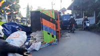 truk muatan karton terguling di Jalan Raya Nagrak