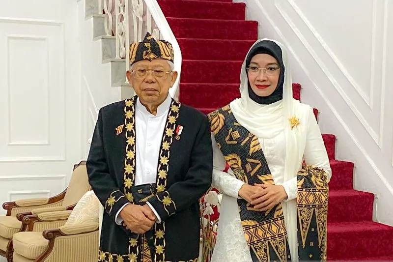 Wakil Presiden Ma'ruf Amin beserta Ibu Wury Ma'ruf Amin mengenakan pakaian adat dari provinsi